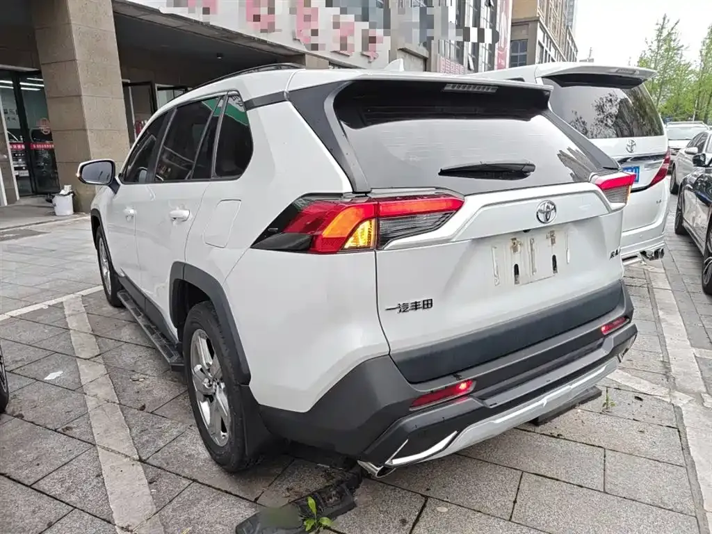 Toyota RAV4 — фото 6