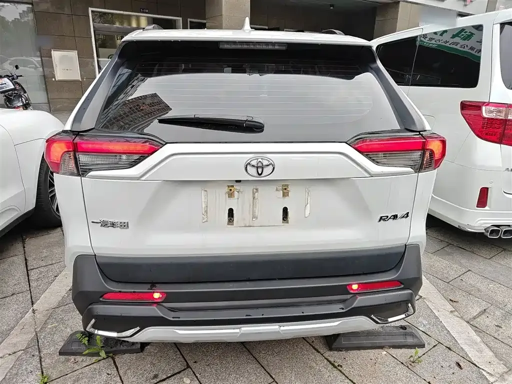 Toyota RAV4 — фото 10