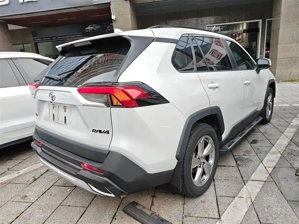 Toyota RAV4 — фото 5
