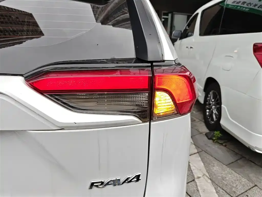 Toyota RAV4 — фото 3