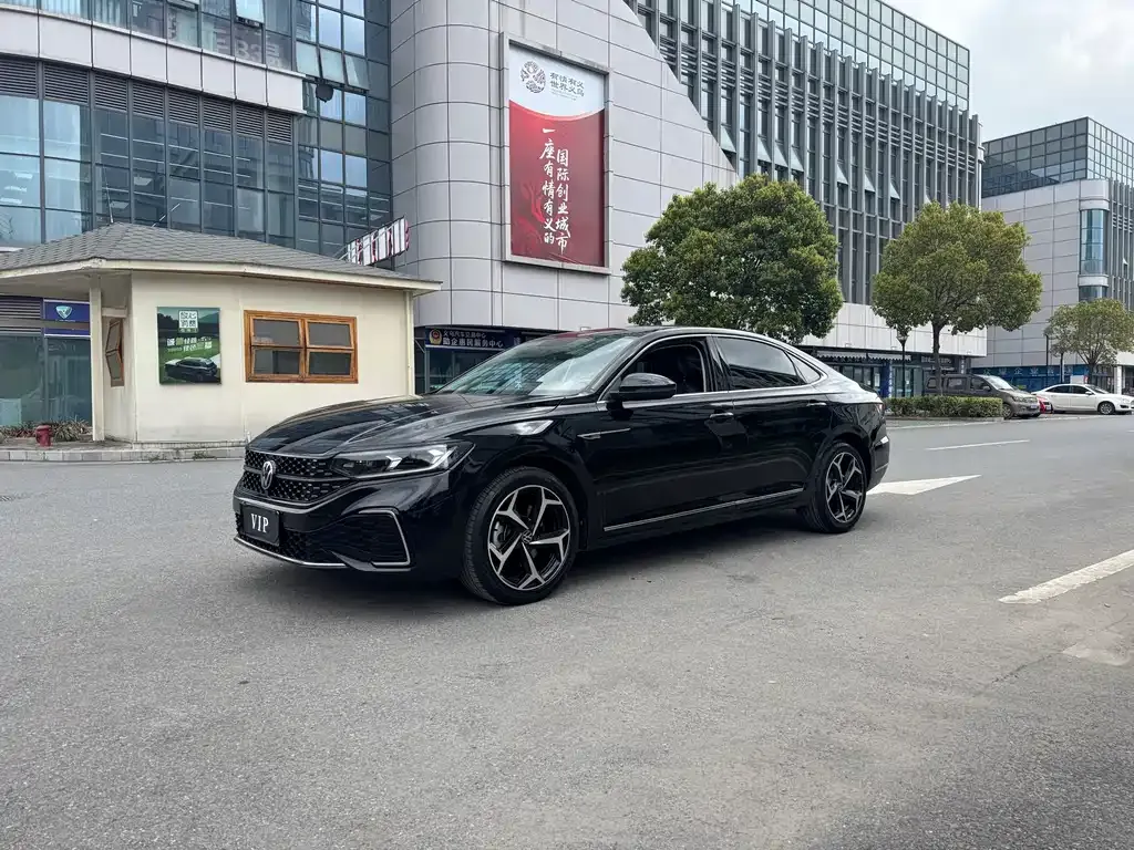 Volkswagen Passat — фото 1