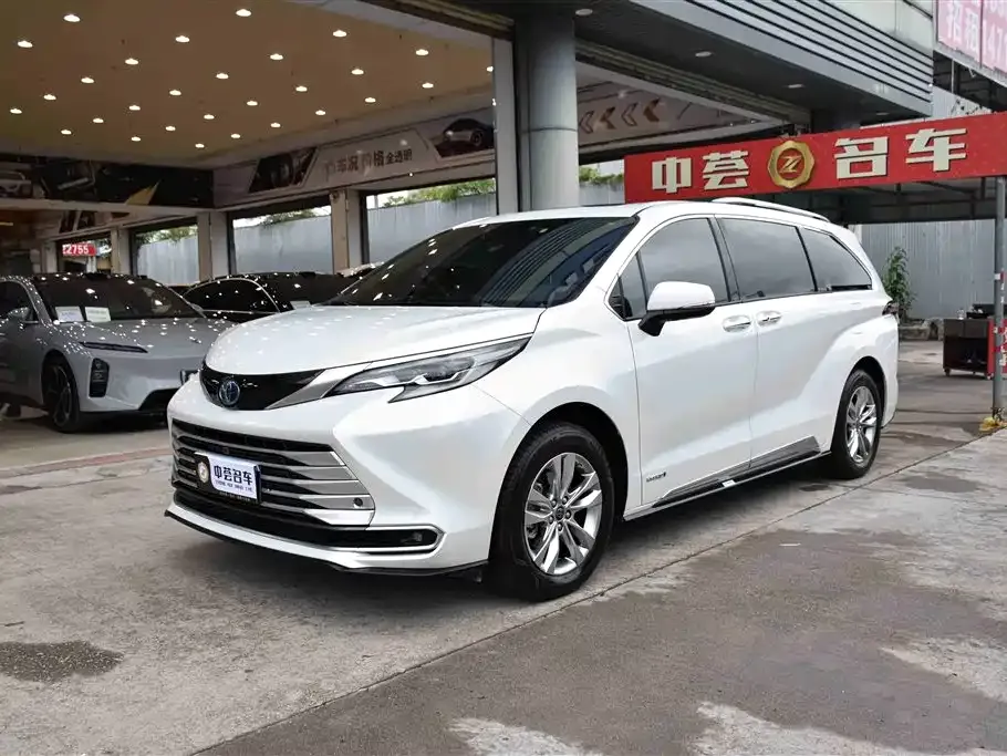 Toyota Sienna — фото 1