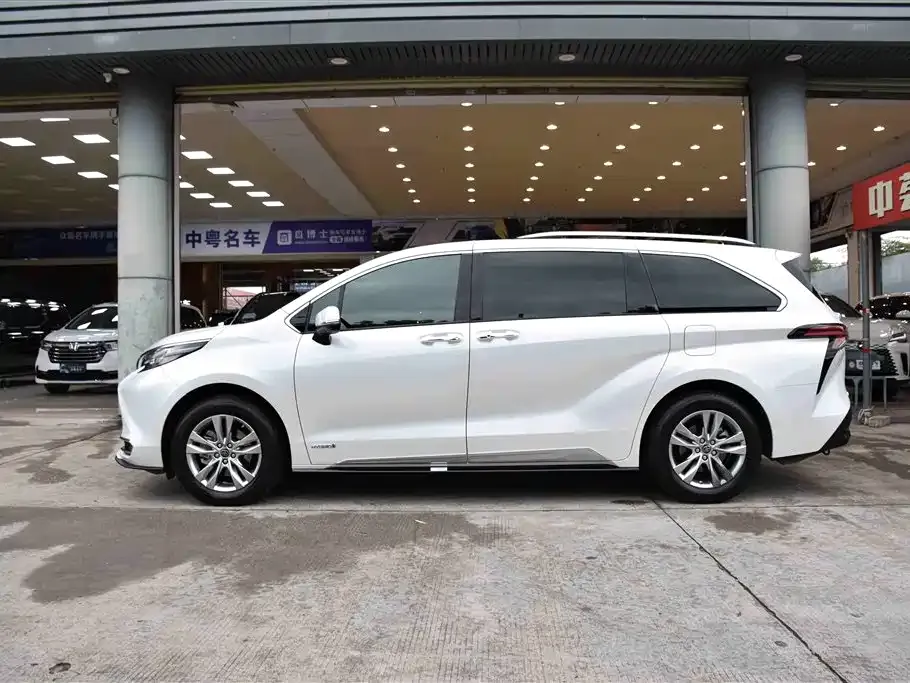 Toyota Sienna — фото 8