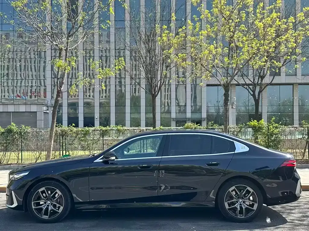 BMW 5 Series — фото 9