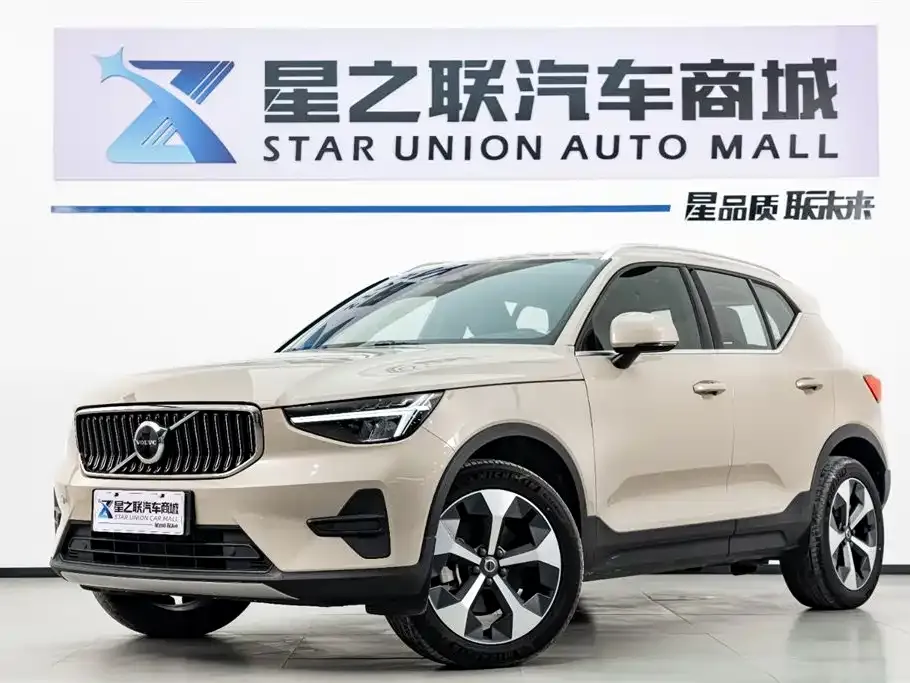 Volvo XC40 — фото 1