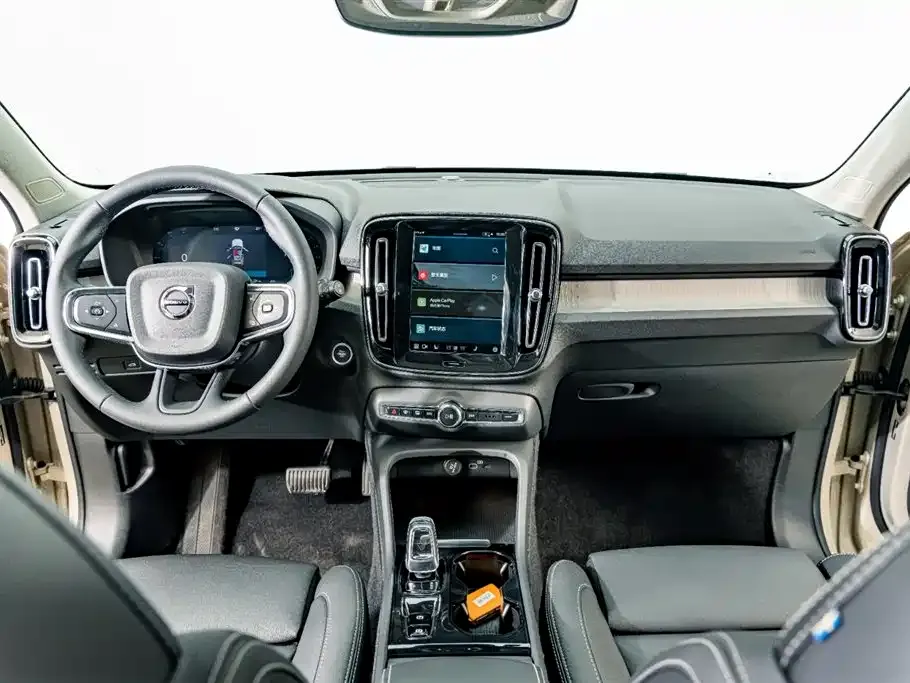 Volvo XC40 — фото 7