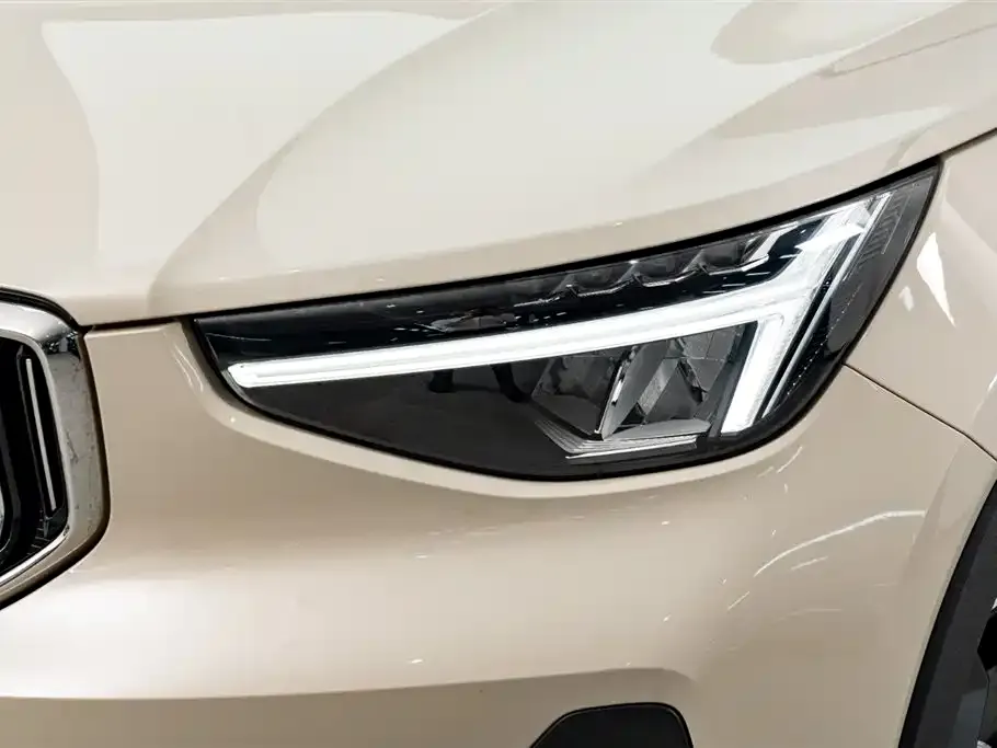 Volvo XC40 — фото 3