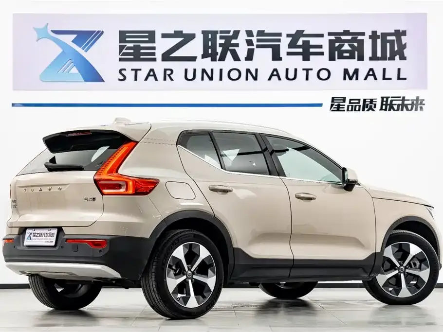 Volvo XC40 — фото 8