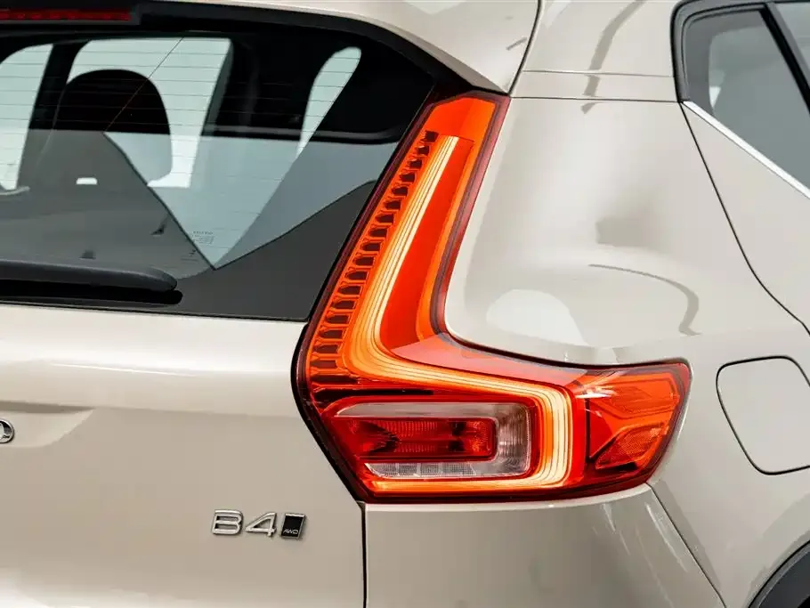 Volvo XC40 — фото 4