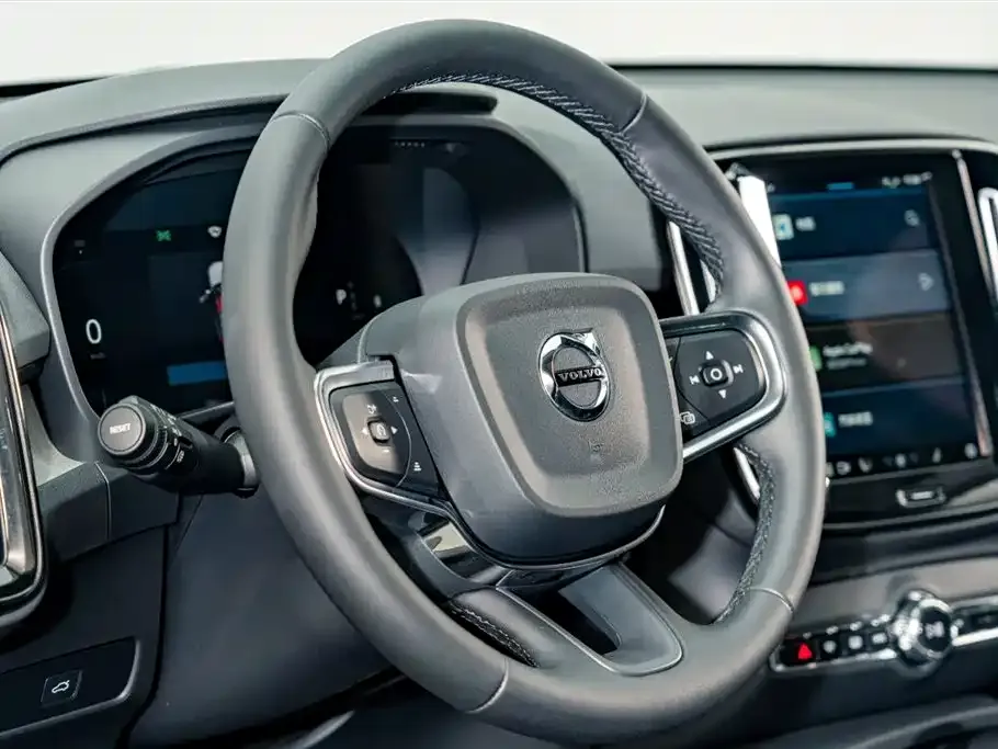 Volvo XC40 — фото 10
