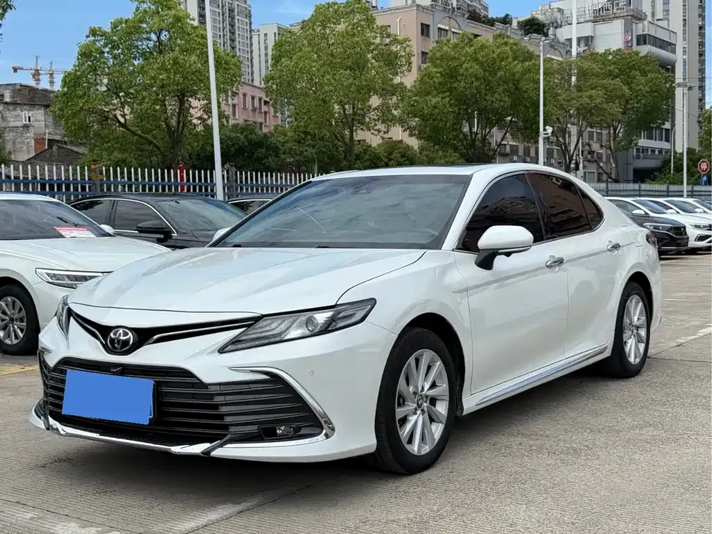 Toyota Camry — фото 1