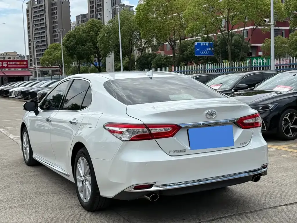 Toyota Camry — фото 5
