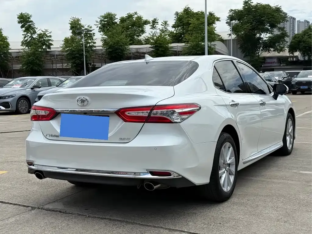Toyota Camry — фото 10