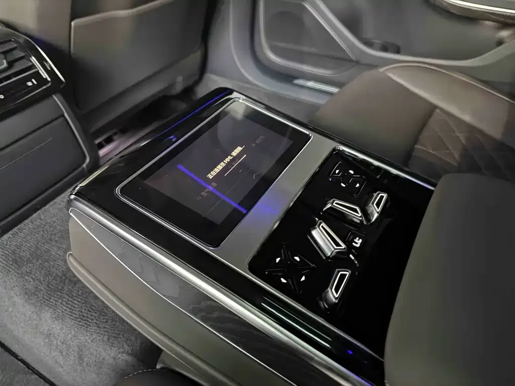 Audi A8 — фото 3