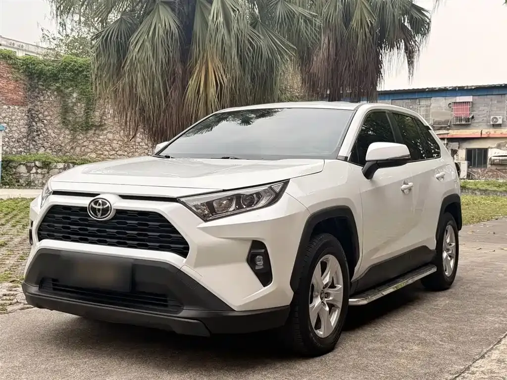 Toyota RAV4 — фото 1