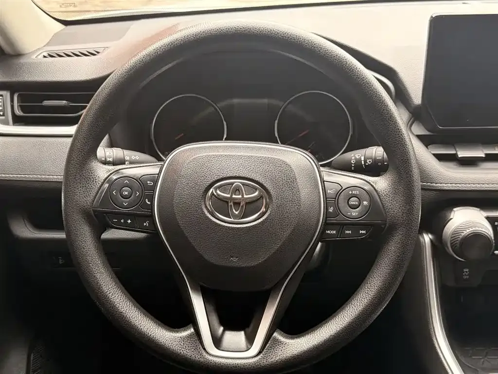 Toyota RAV4 — фото 7