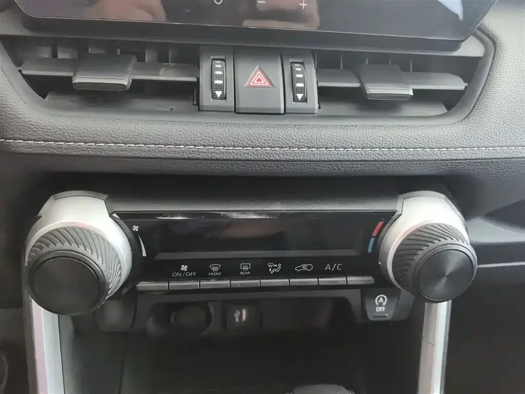 Toyota RAV4 — фото 4