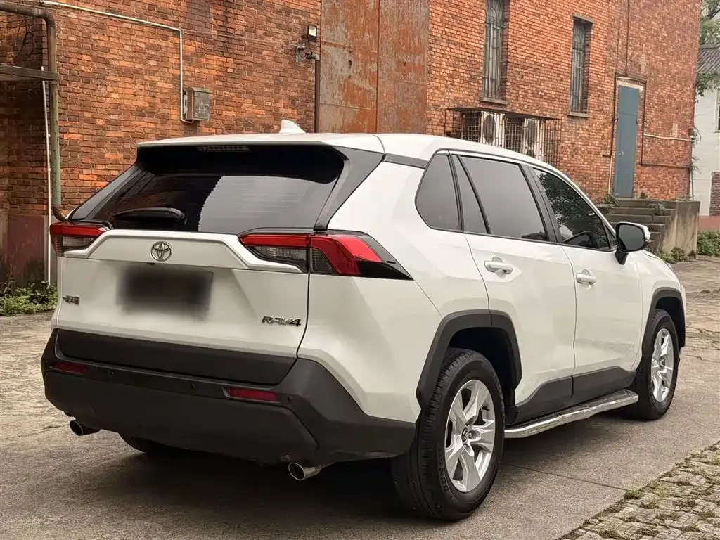Toyota RAV4 — фото 5