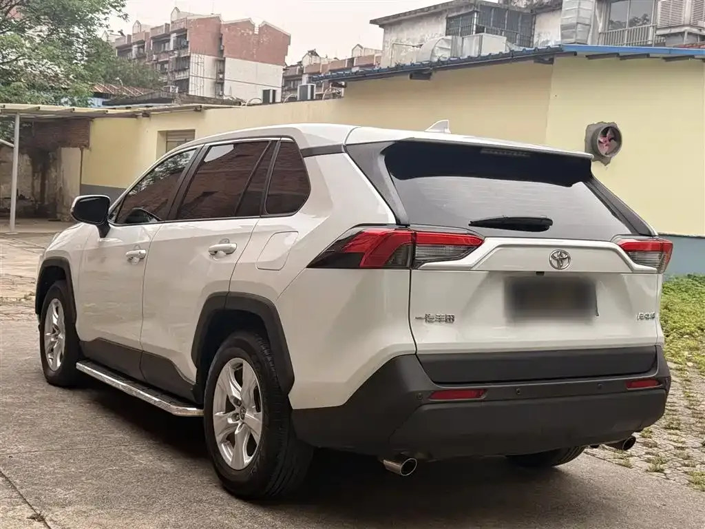 Toyota RAV4 — фото 8