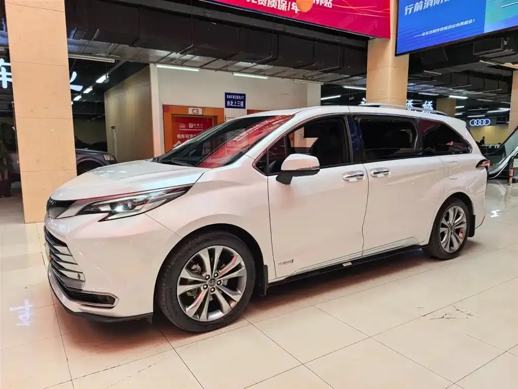 Toyota Sienna — фото 1