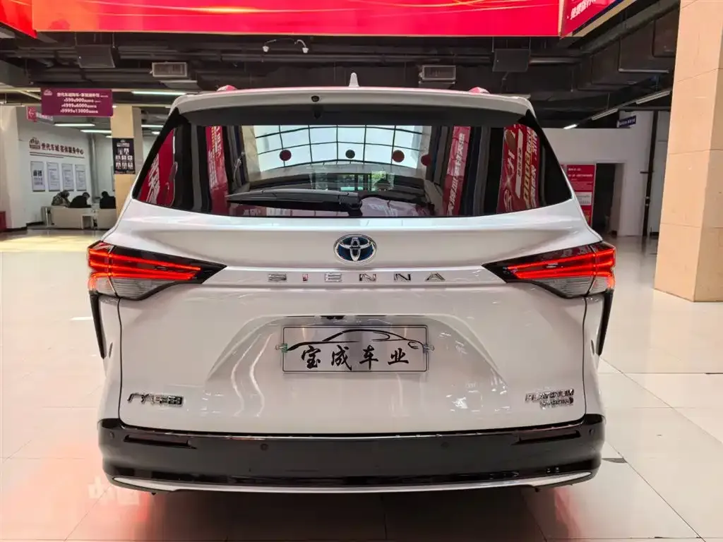 Toyota Sienna — фото 3
