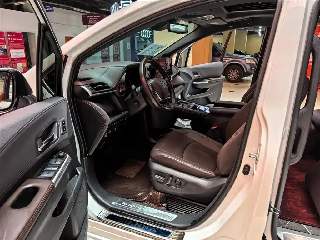 Toyota Sienna — фото 10
