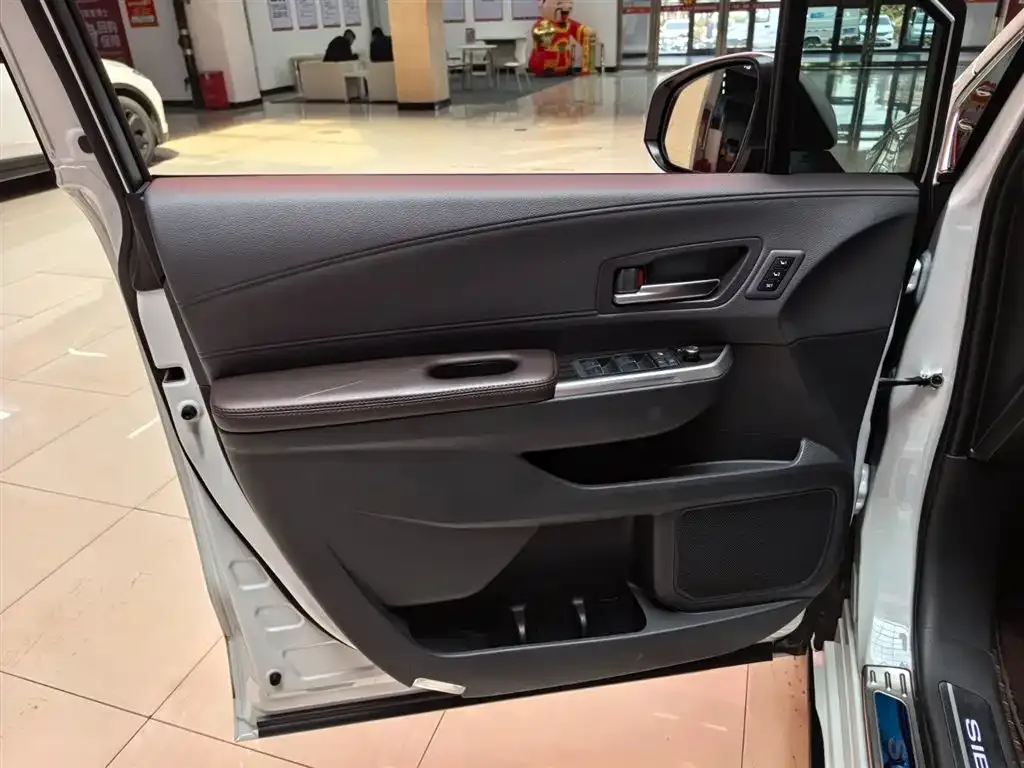 Toyota Sienna — фото 9