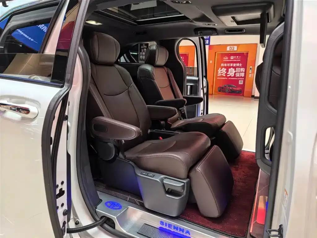 Toyota Sienna — фото 2