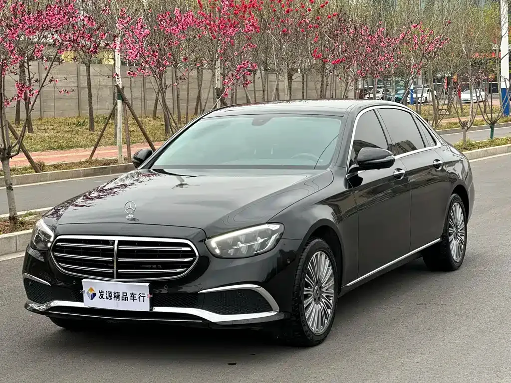 Mercedes-Benz E-Class — фото 1