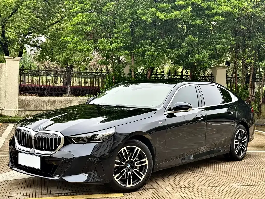 BMW 5 Series — фото 1