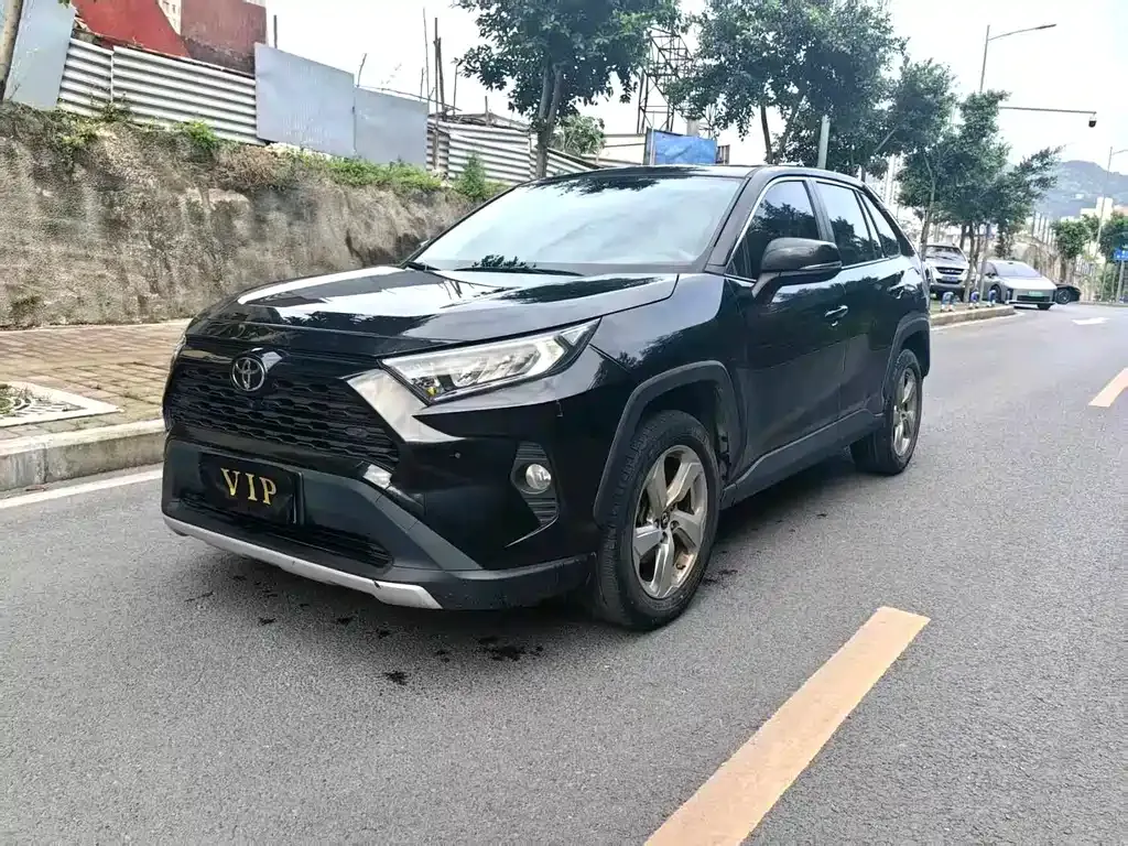 Toyota RAV4 — фото 1