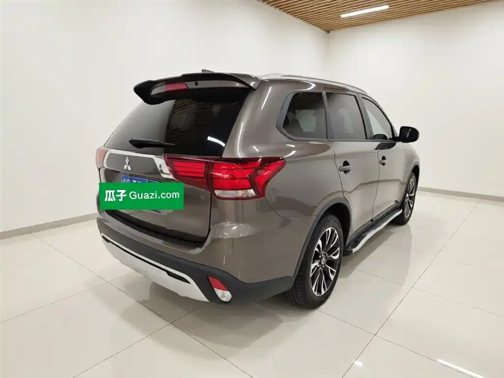 Mitsubishi Outlander — фото 5