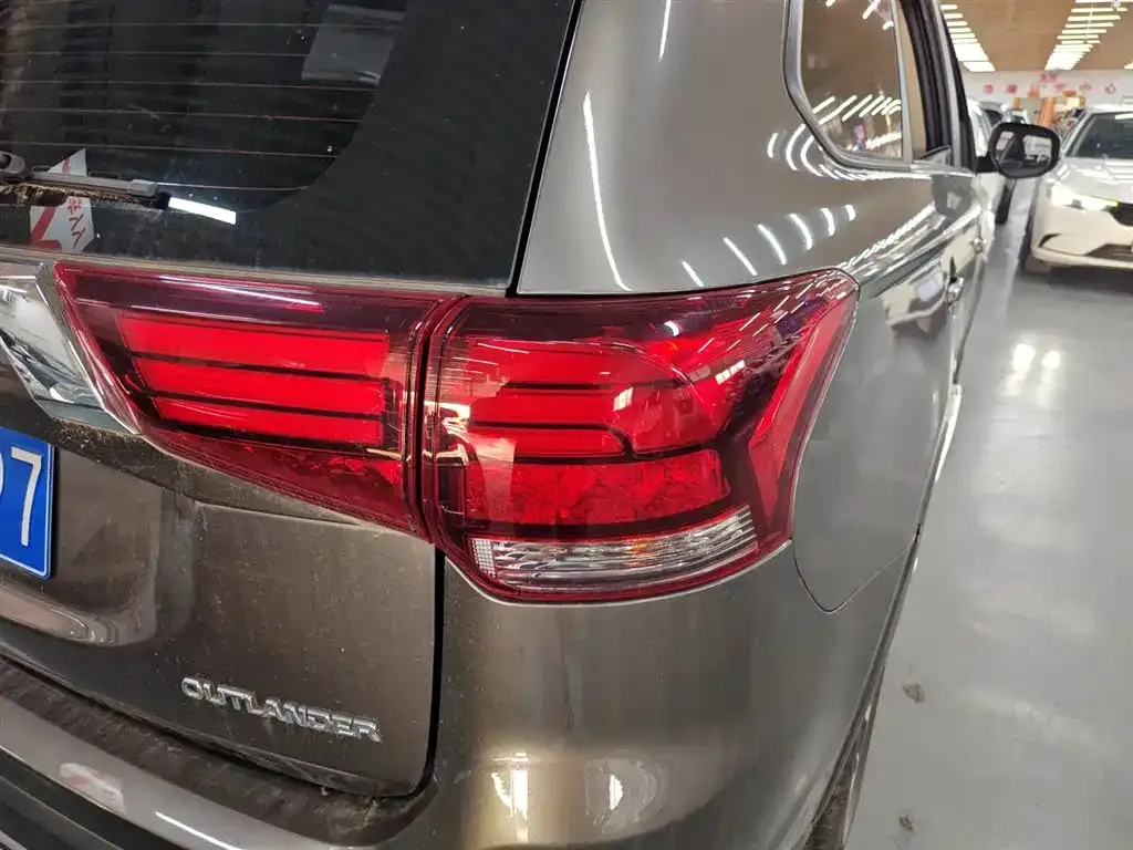 Mitsubishi Outlander — фото 10