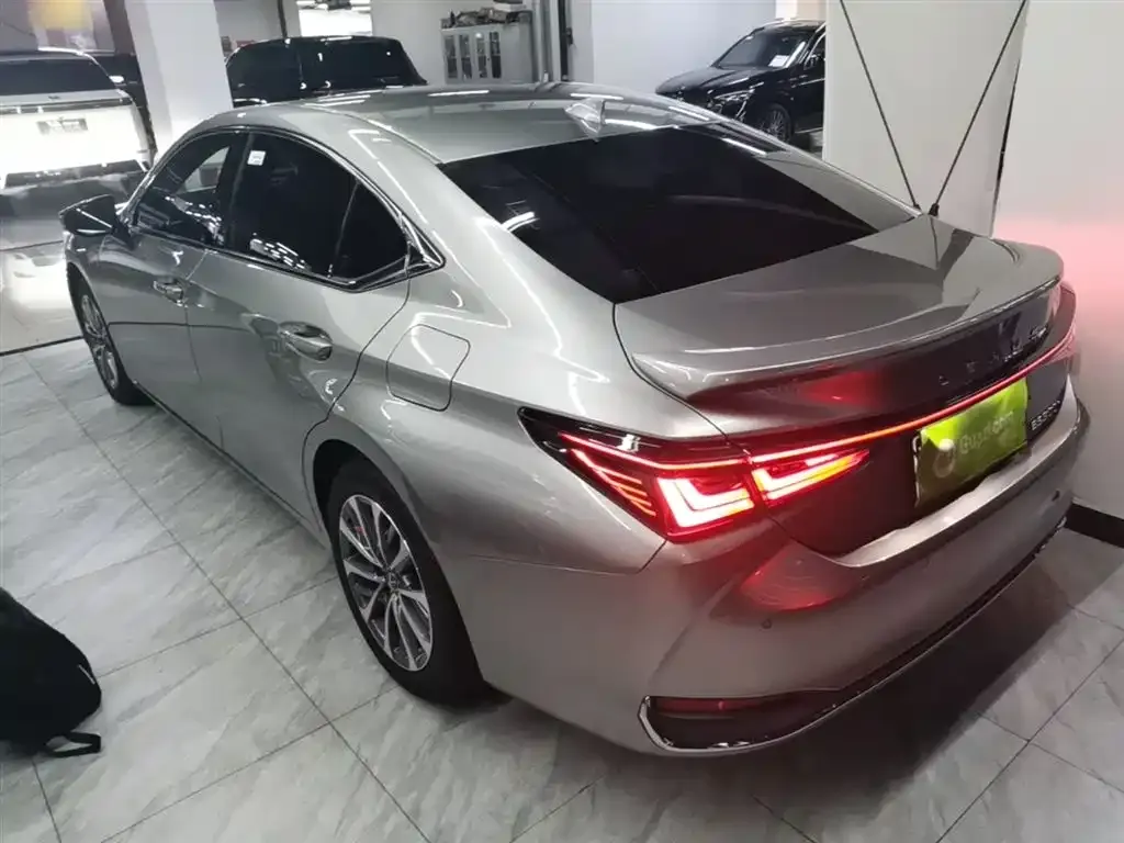 Lexus ES — фото 8