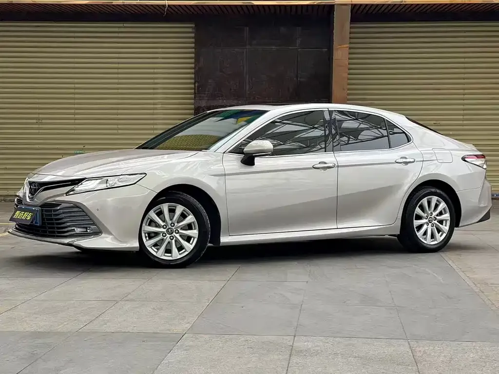 Toyota Camry — фото 1