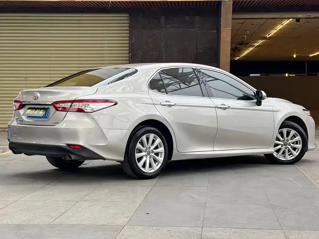 Toyota Camry — фото 5