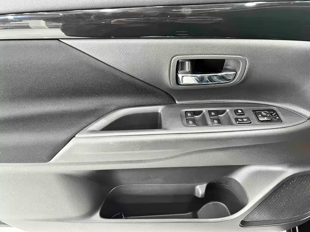 Mitsubishi Outlander — фото 10