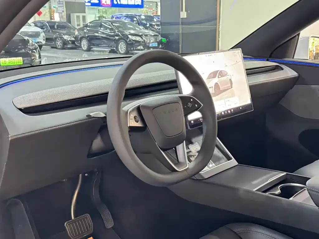 Tesla Model Y — фото 9