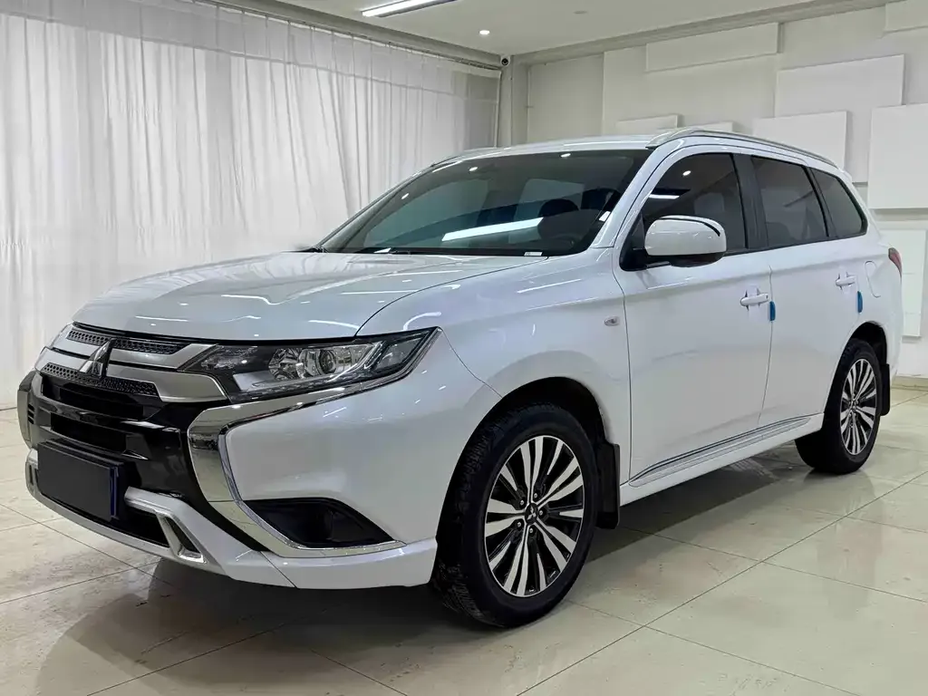 Mitsubishi Outlander — фото 1