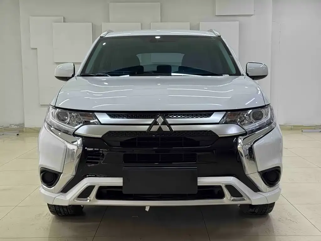Mitsubishi Outlander — фото 7