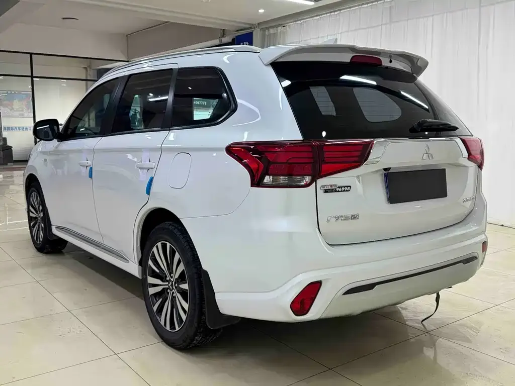 Mitsubishi Outlander — фото 4