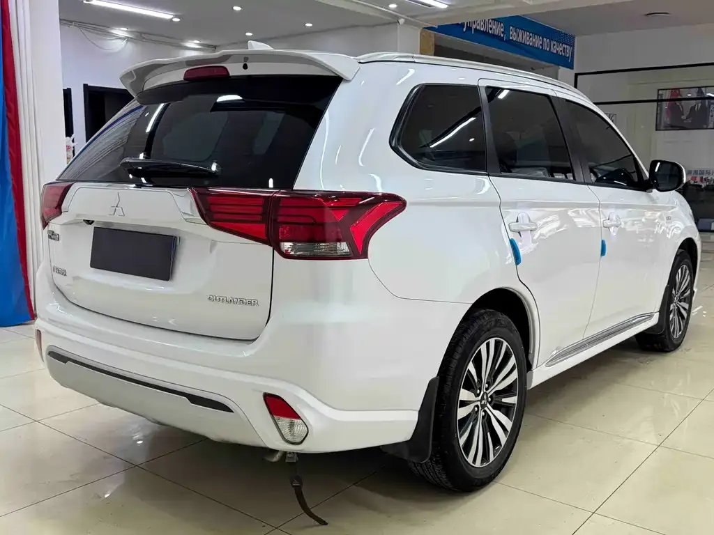 Mitsubishi Outlander — фото 10