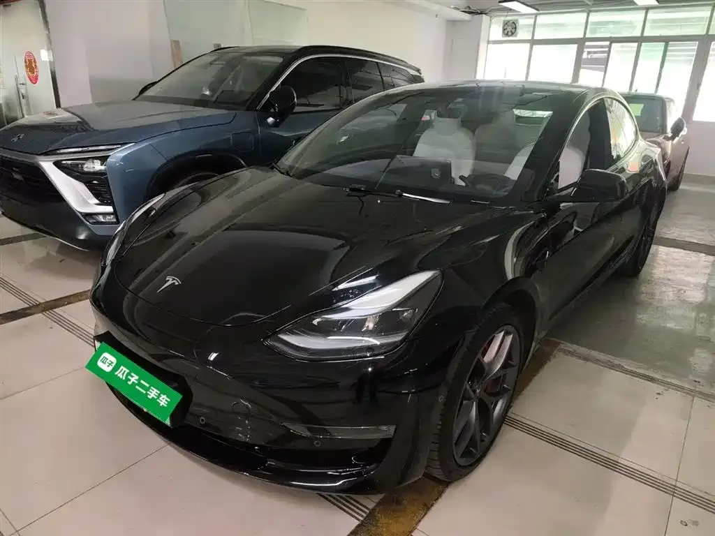 Tesla Model 3 — фото 1