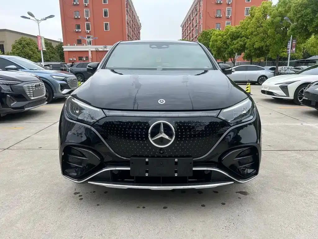Mercedes-Benz EQE SUV — фото 1