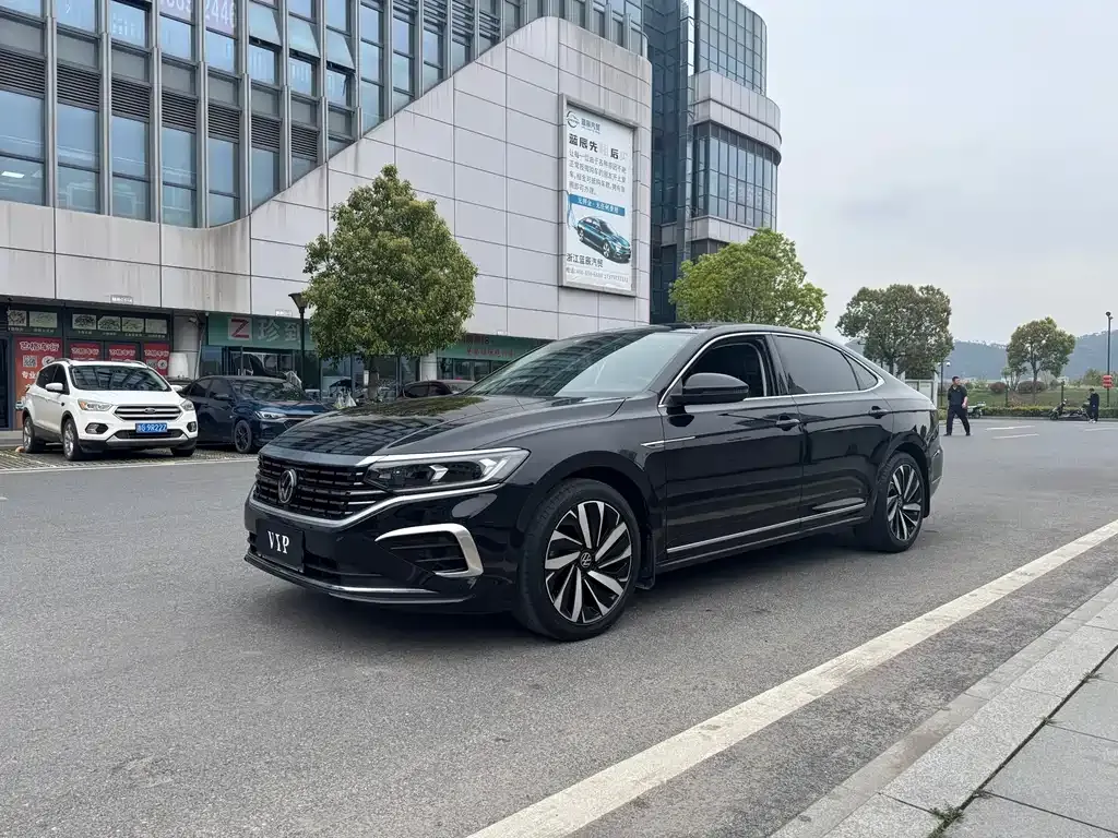 Volkswagen Passat — фото 1