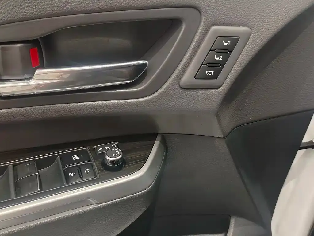 Toyota Granvia — фото 9