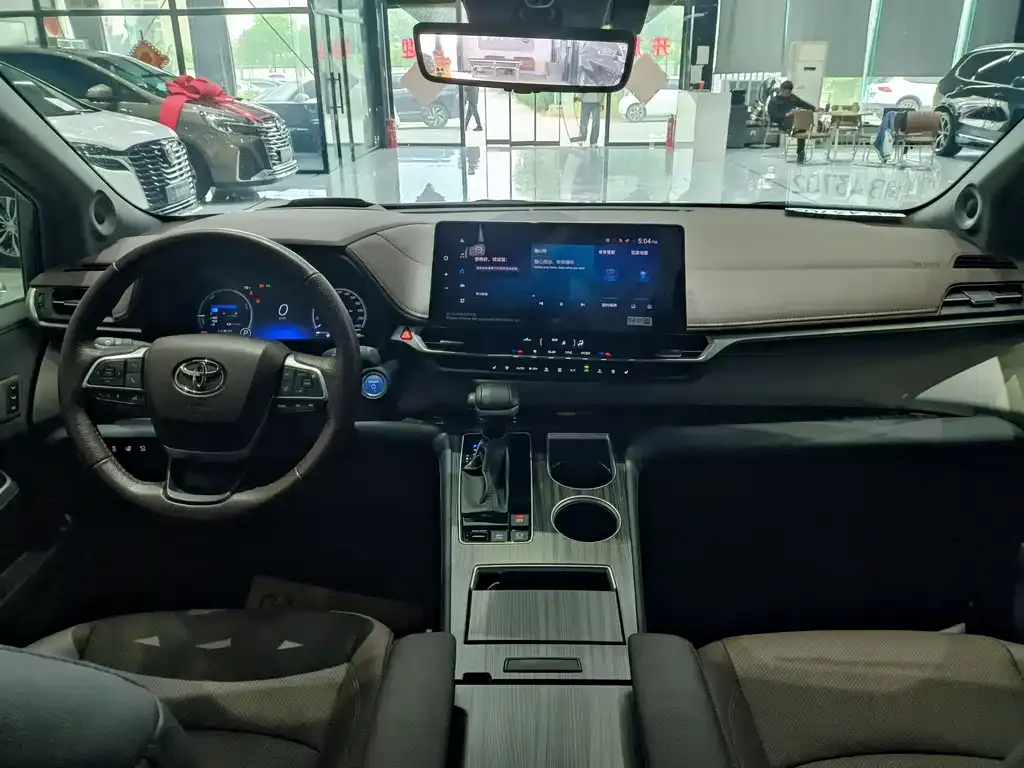 Toyota Granvia — фото 6