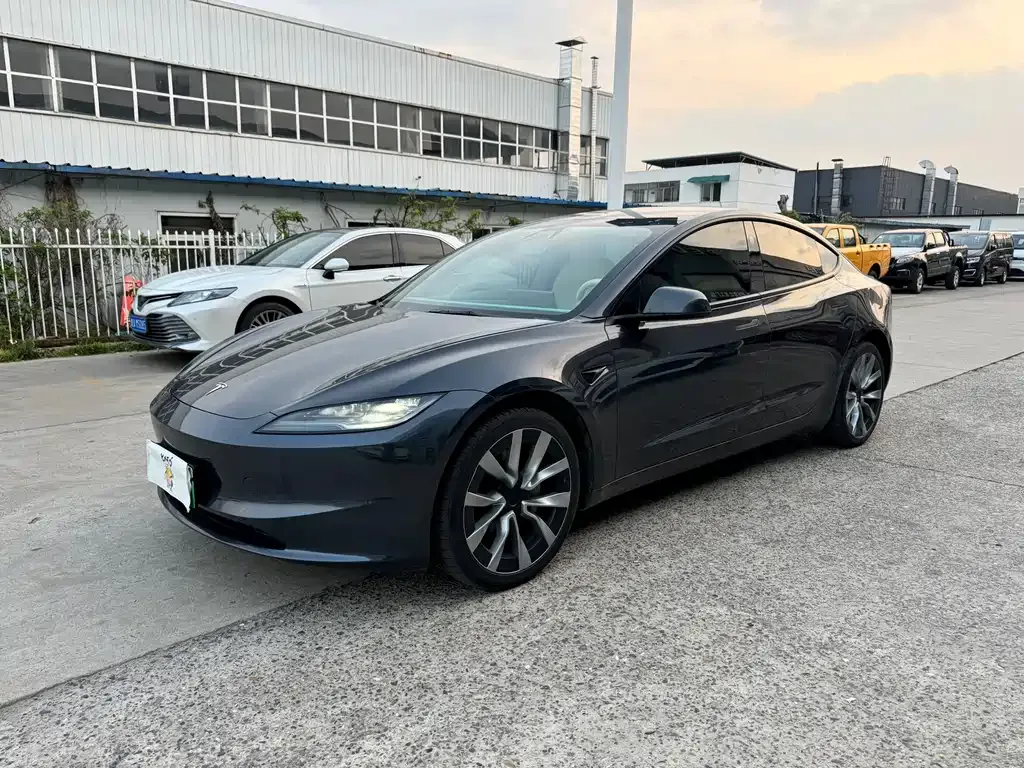 Tesla Model 3 — фото 1