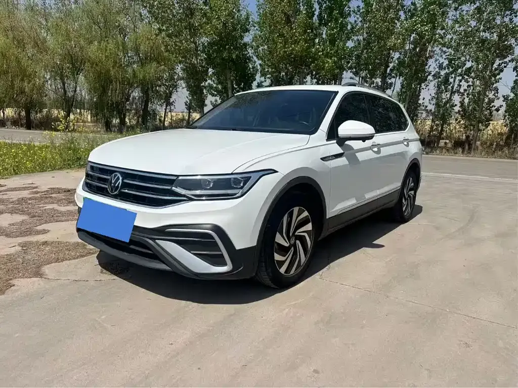 Volkswagen Tiguan L — фото 1