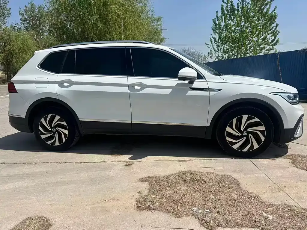 Volkswagen Tiguan L — фото 9